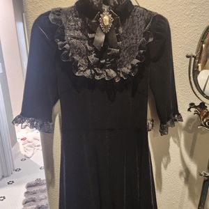 Widow velvet mock neck cameo dress size small